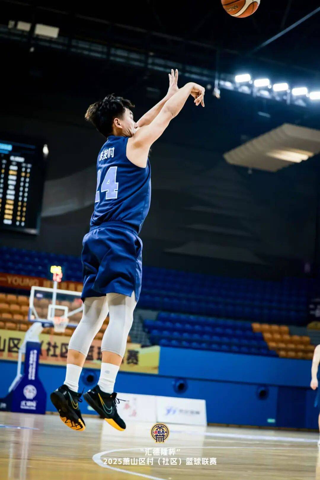 日本球员在全球篮球联赛奋力拼搏