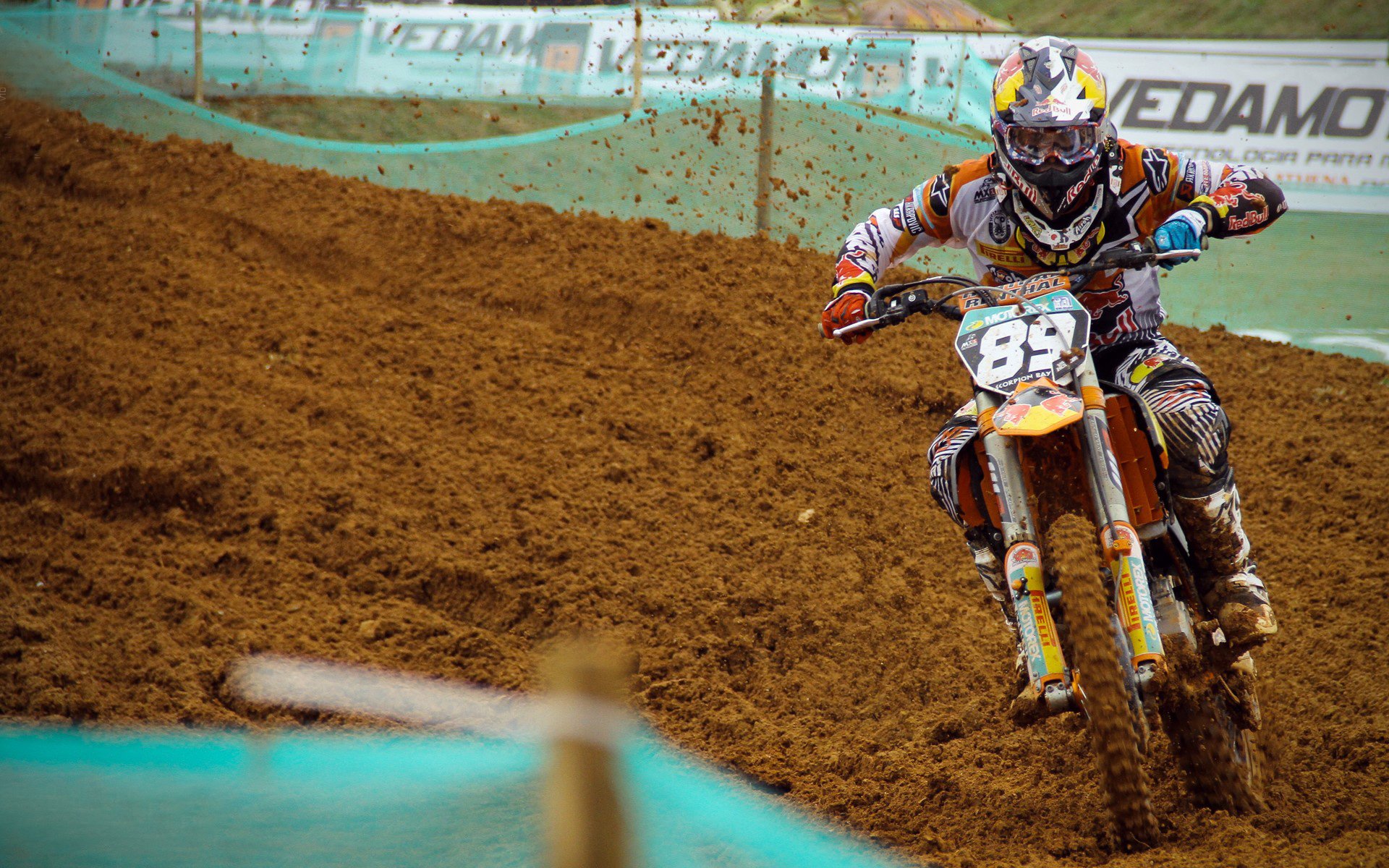 赛道上的孤勇者，拉塞尔扛起全队，梅赛德斯完胜红牛二队